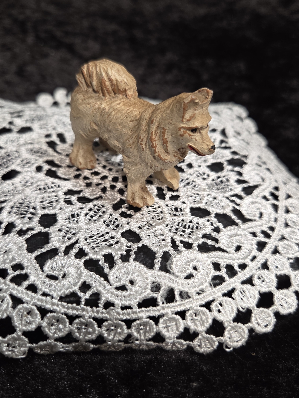 ANTIQUE SMALL DAINTY MINI PAINTED DOG FIGURINE 3D MOLD HUSKY SCULPTURE